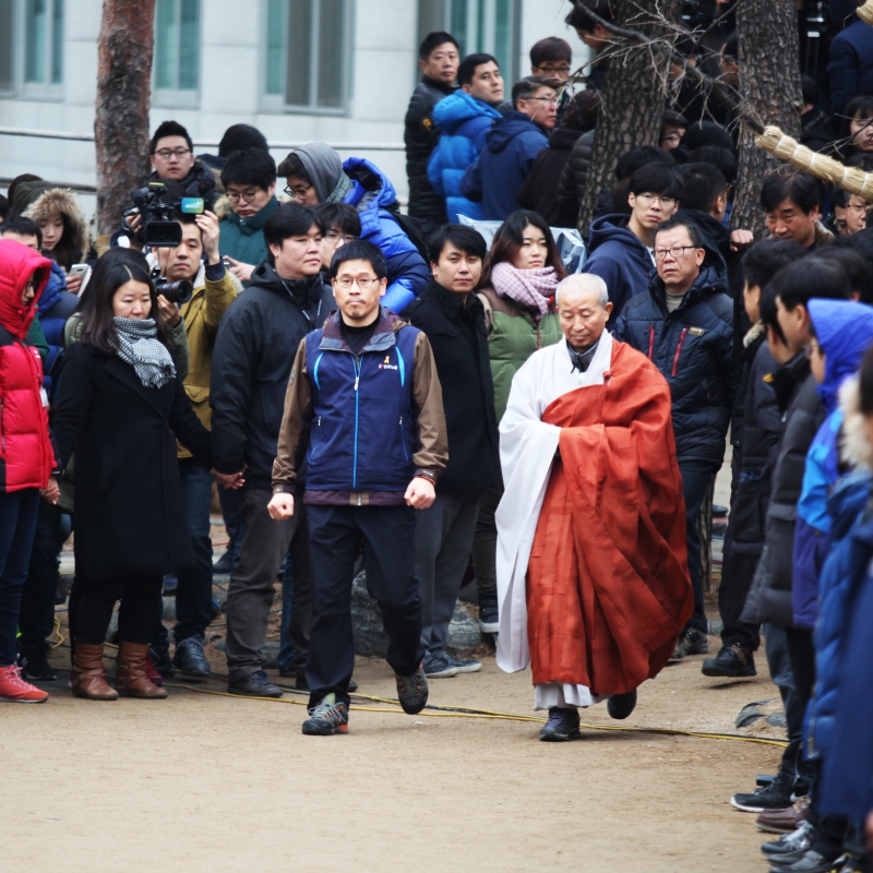 2015.12.10_한상균 조계사 밖으로